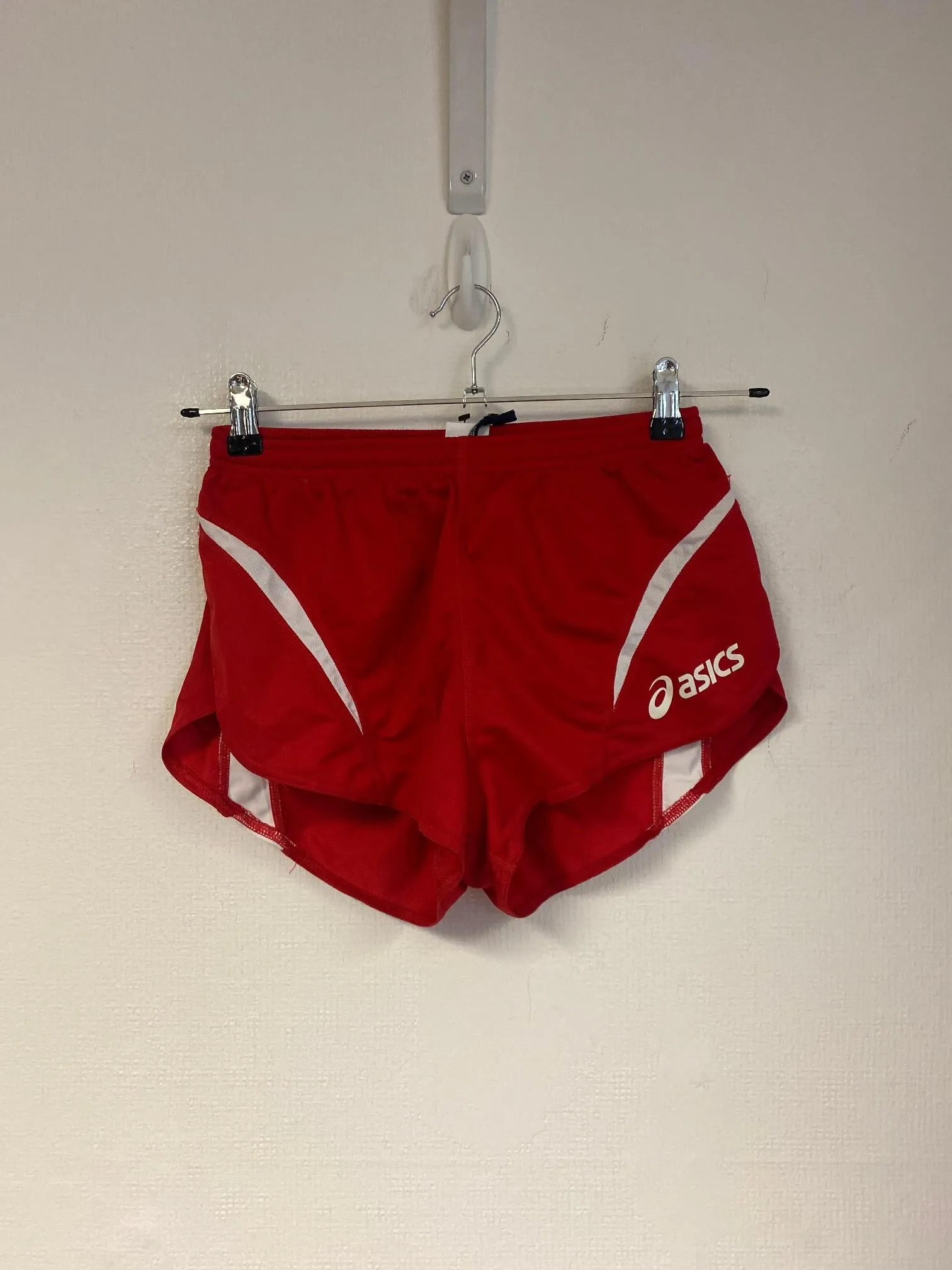 Red mini gym shorts, Asics, Size 8 (Polyester)